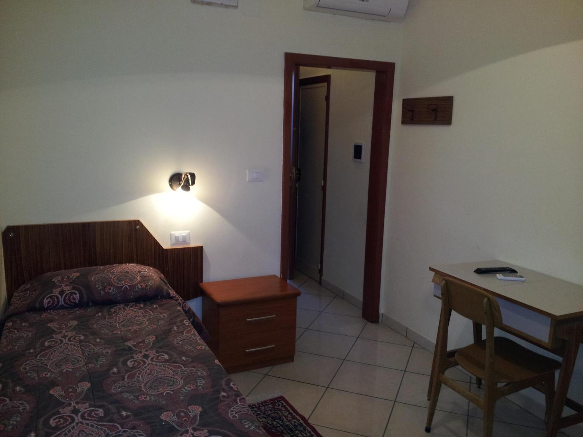 George Hotel Barcellona-Pozzo di Gotto Oda fotoğraf