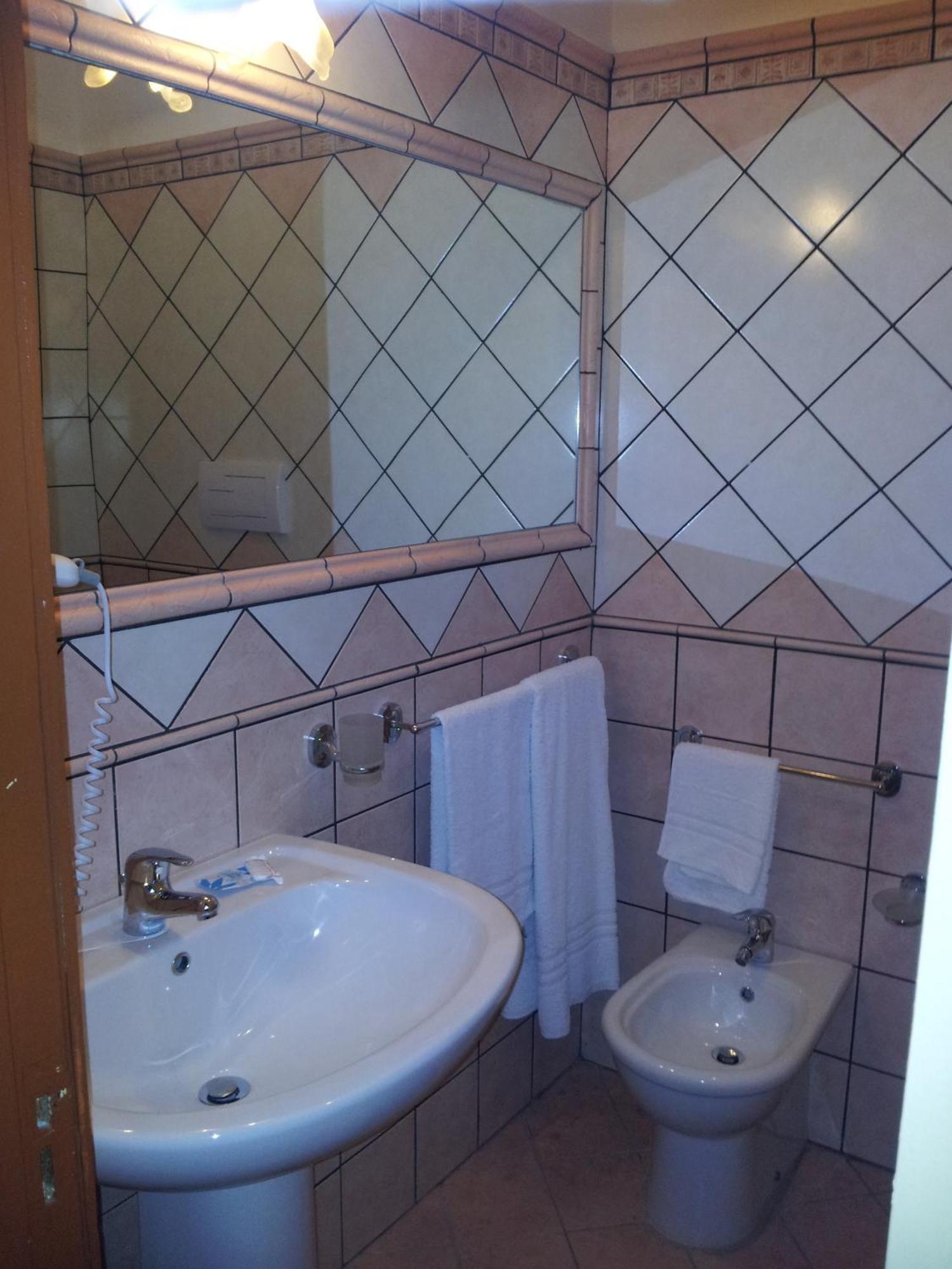 George Hotel Barcellona-Pozzo di Gotto Oda fotoğraf