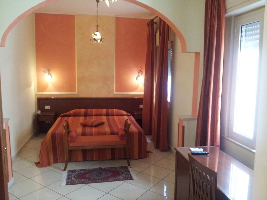 George Hotel Barcellona-Pozzo di Gotto Oda fotoğraf